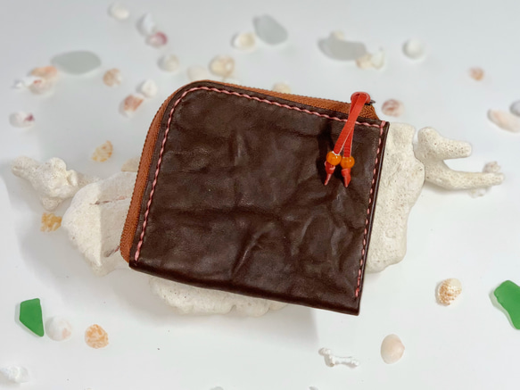 紅型  L字ファスナー　ミニ財布     （ハイビスカス柄）　革　  こげ茶　　ホヌデザイン 2枚目の画像
