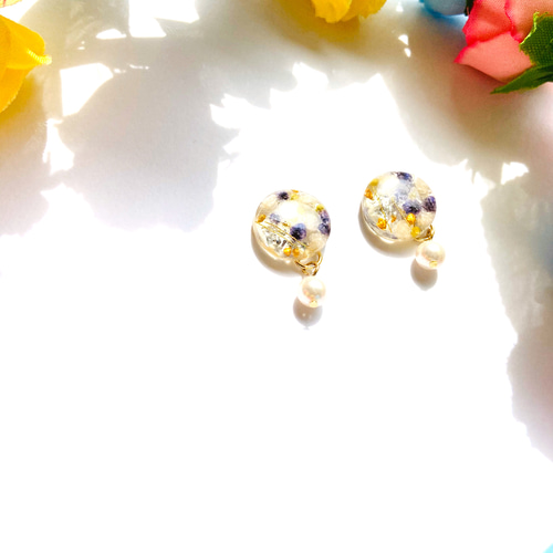 ドライフラワーとパールの揺れるレジンピアス イヤリング ピアス  