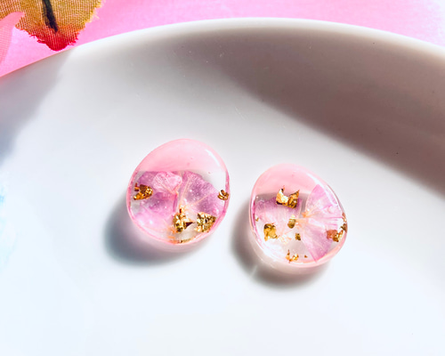 ピンク系　フラワー　レジン　ピアス　ハンドメイド　イヤリング変更可 ドライフラワー×ピンクのコロンとしたレジンピアス イヤリング