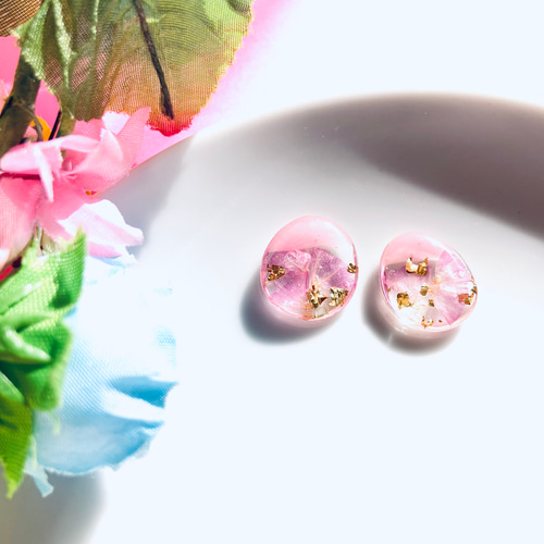 ドライフラワー×ピンクのコロンとしたレジンピアス イヤリング