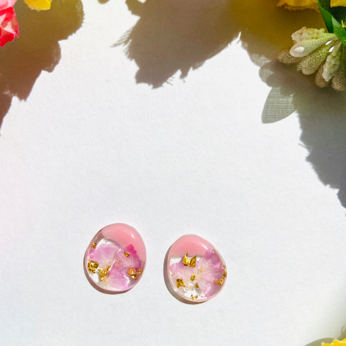 ドライフラワー×ピンクのコロンとしたレジンピアス イヤリング