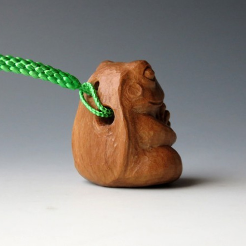 オーダーページ】木彫り 白檀の小さな根付 いのりの蛙 携帯ストラップ