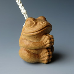 木彫り　白檀の小さな根付　いのりの蛙 1枚目の画像