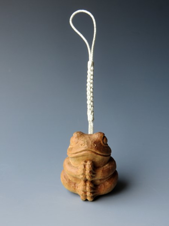 木彫り　白檀の小さな根付　いのりの蛙 2枚目の画像