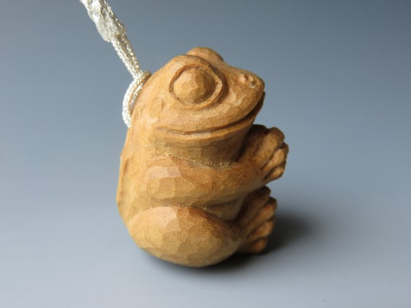 木彫り　白檀の小さな根付　いのりの蛙 3枚目の画像