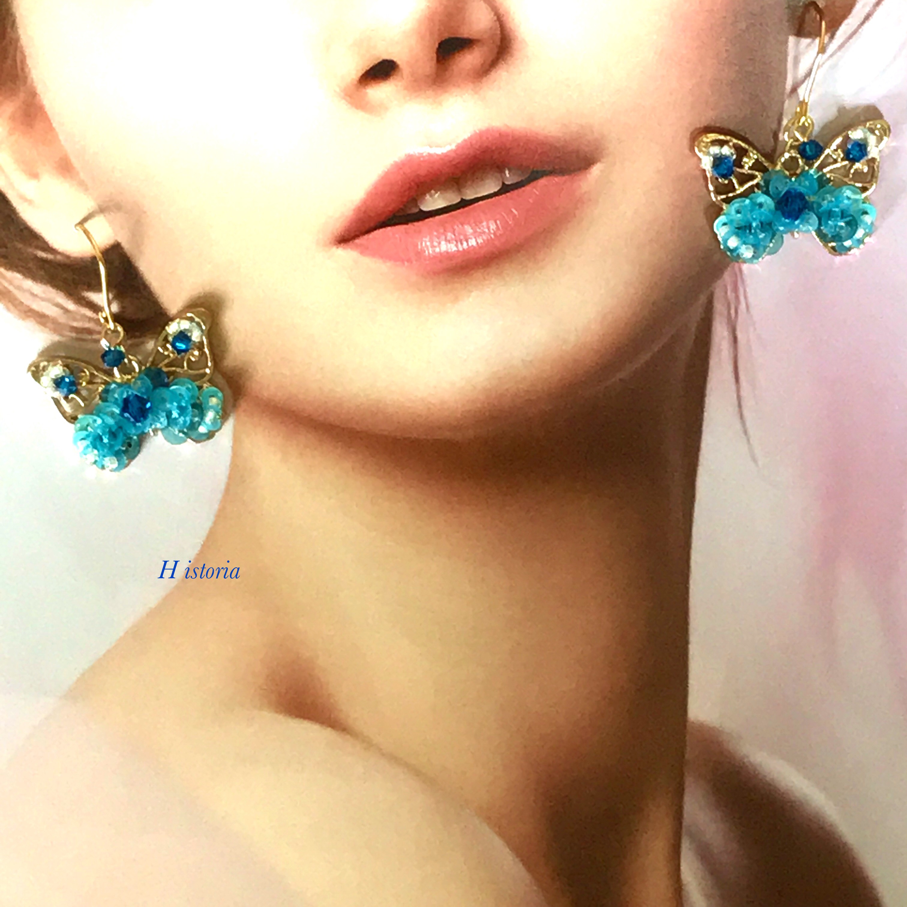 【幸せの青い蝶】スワロフスキー・スパンコール編み込みピアス/イヤリング