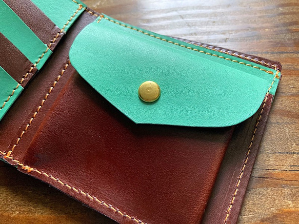 【受注製作（納期約1ヶ月）】国産ヌメ革の二つ折財布（チョコミント） 4枚目の画像