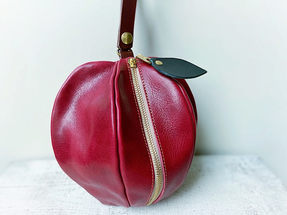 [按訂單生產（交貨時間約1-2個月）] 油皮蘋果抽繩袋“pomme”（蘋果琥珀色） 第3張的照片