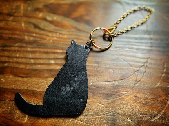 【受注製作（納期約1週間）】おすわり黒猫のレザーバッグチャーム 4枚目の画像