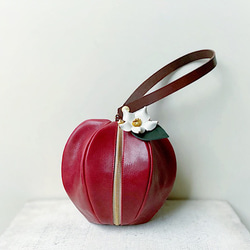 【受注製作（納期約2ヶ月）】オイルレザーのりんご巾着風ポーチ「pomme」（りんご飴色・お花付き） 1枚目の画像