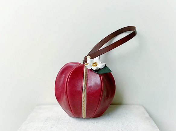 【受注製作（納期約2ヶ月）】オイルレザーのりんご巾着風ポーチ「pomme」（りんご飴色・お花付き） 1枚目の画像