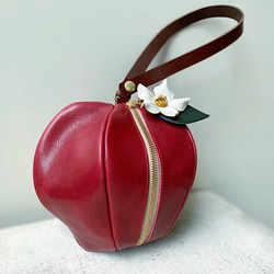 【受注製作（納期約2ヶ月）】オイルレザーのりんご巾着風ポーチ「pomme」（りんご飴色・お花付き） 4枚目の画像