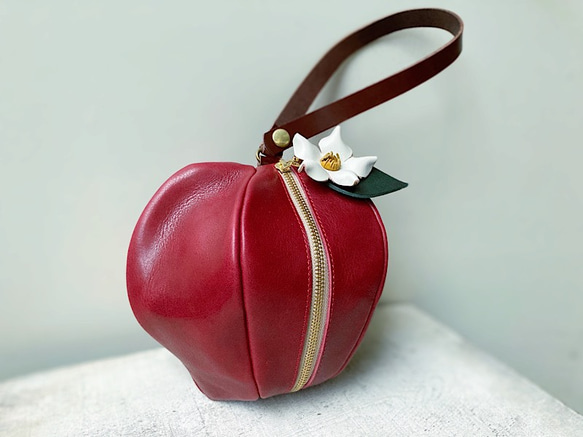 【受注製作（納期約2ヶ月）】オイルレザーのりんご巾着風ポーチ「pomme」（りんご飴色・お花付き） 4枚目の画像