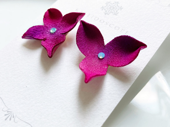 【納期約2週間】手染め山羊革の紫陽花ピアス（アザレアピンク） 2枚目の画像