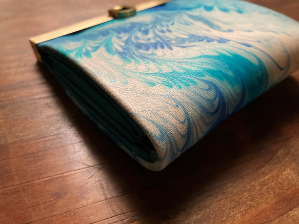 【一点物です】マーブル染めの二つ折り財布『avanico-harf』 2枚目の画像