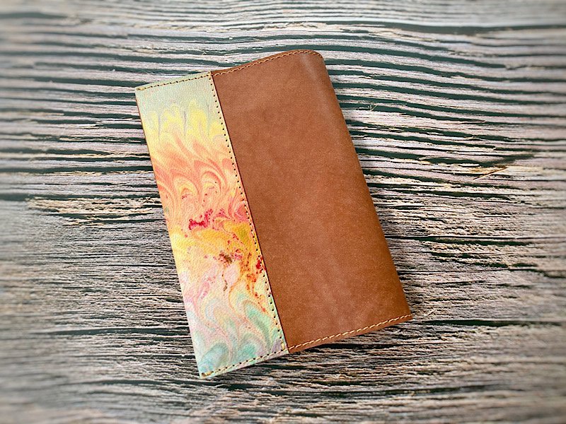 【一点モノ！即発送可能です】エイジングが楽しめる、国産吟スリヌメ革×マーブル染め革のブックカバー（No.61）