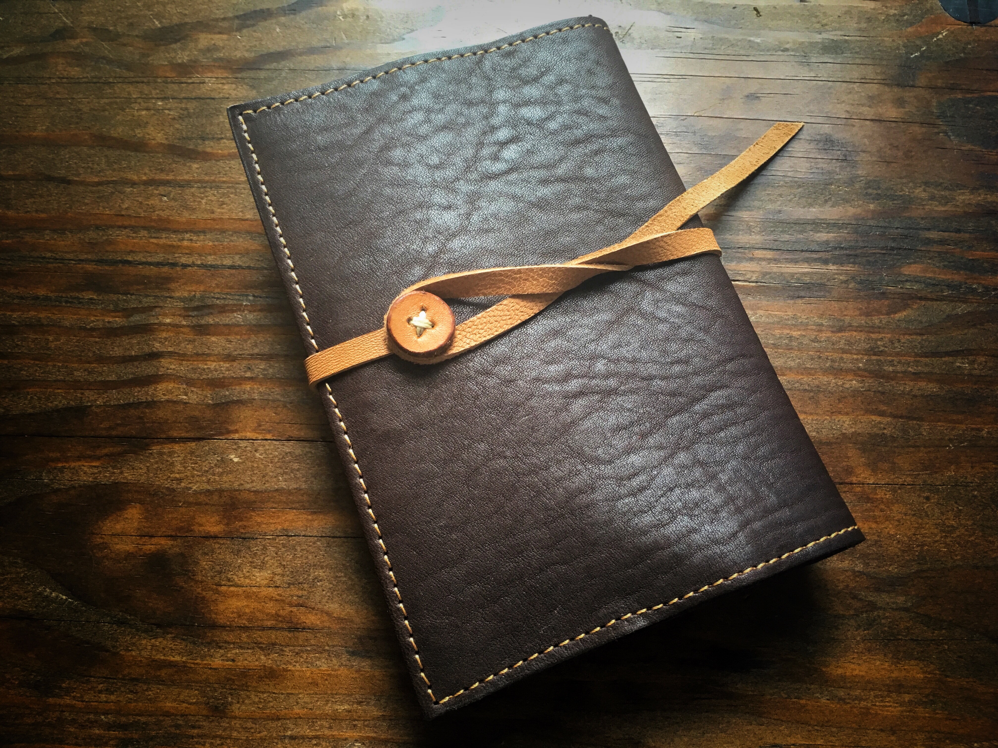 【受注製作（納期約1ヶ月半）】 エイジングが楽しめる、成牛ヌメ革×革ボタンのブックカバー