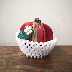 【生產週期約1個月】蘋果形迷你袋「pomme」深紅色（帶花） 第5張的照片
