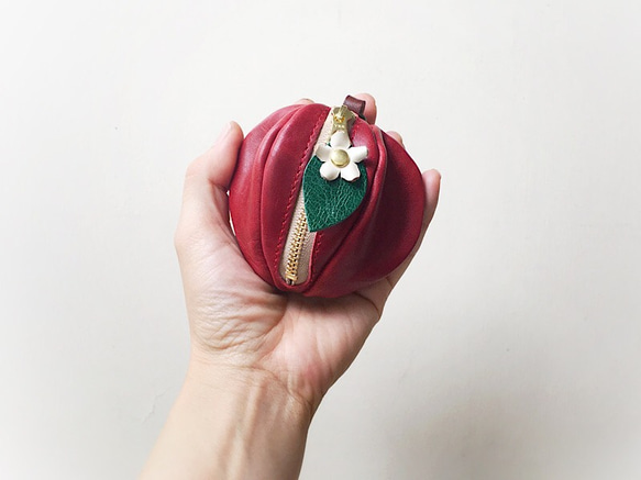 【生產週期約1個月】蘋果形迷你袋「pomme」深紅色（帶花） 第6張的照片