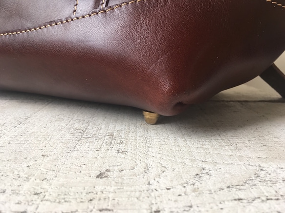 [定制（交貨時間約 1 個半月）]栃木皮革 * Nume 皮革搭扣背包“montagna”L（苦棕色） 第4張的照片