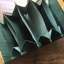 [交貨時間約1.5個月]純國產鞣製皮革「Loloma」製成◆雙折皮夾「avanico-harf」深綠色 第5張的照片