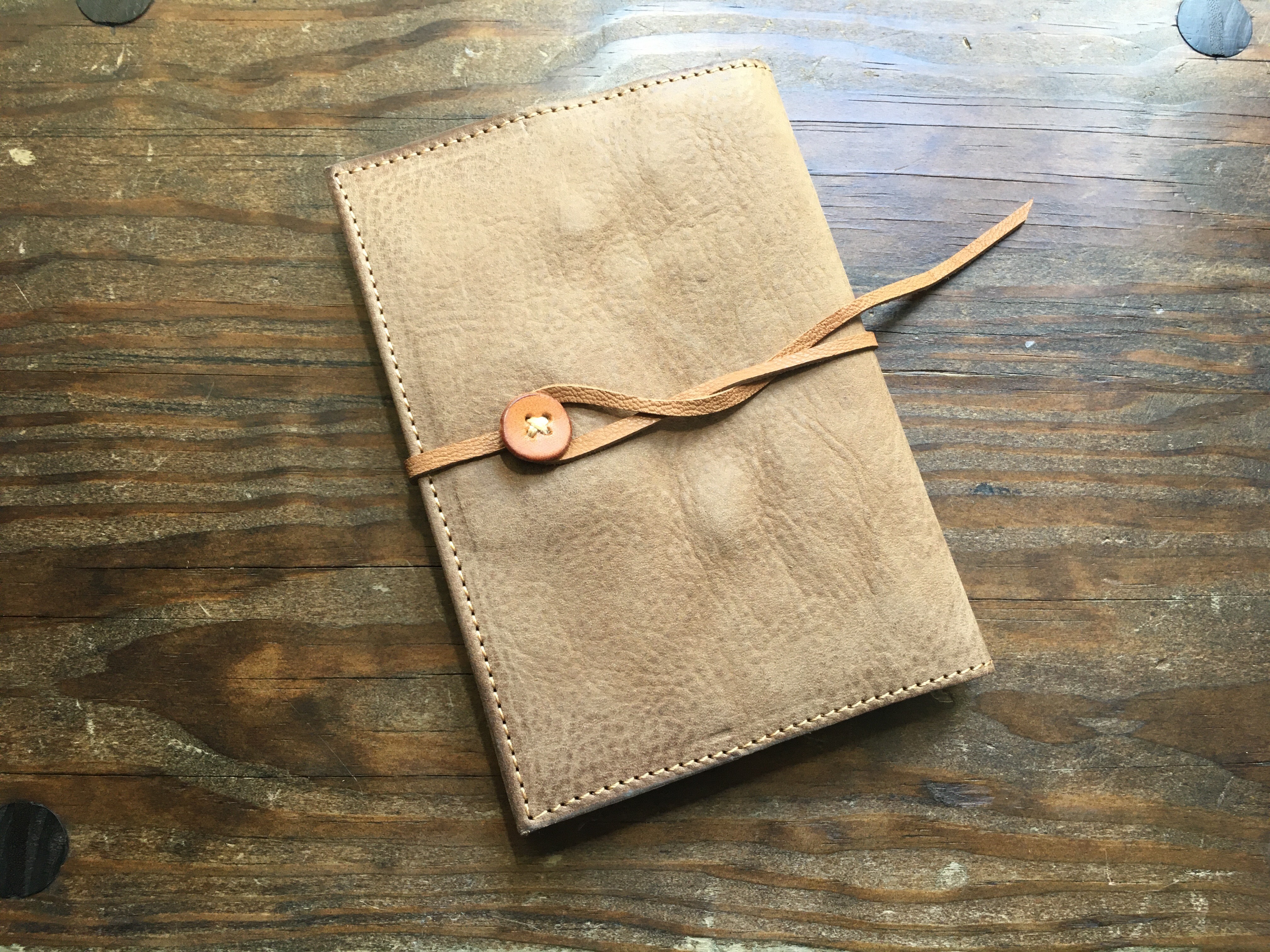 【受注製作（納期約2週間）】エイジングが楽しめる、国産吟スリWaxヌメ革×革ボタンのブックカバー（グレージュ）