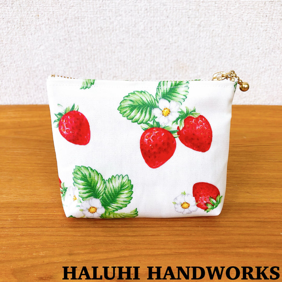 Strawberry  flowers ポケットティッシュ　小物入れポーチ　マチ付 2枚目の画像