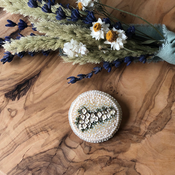 石畳とお花のビーズ刺繍ブローチ  〈ミルクゴールド〉 1枚目の画像