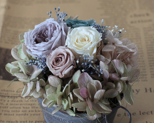 アンティーク好きな方に。くすみカラーのブリキ缶入りプリザーブド