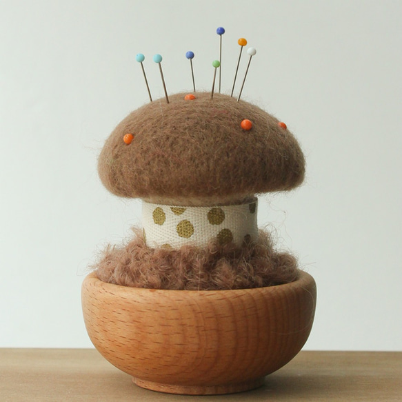 羊毛氈手作 蘑菇造型針插擺件 刺繡針收納 家居飾品 閨蜜交換禮物 第7張的照片