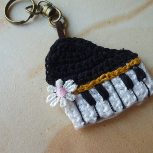 手編みピアノのキーホルダー キーホルダー ミキ 通販 4110930