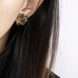 ＜BLACKISH GREEN＞ LUCKY CLOVER｜Pearl Earrings 4枚目の画像