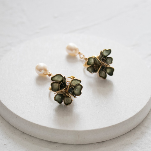 ＜BLACKISH GREEN＞ LUCKY CLOVER｜Pearl Earrings 5枚目の画像