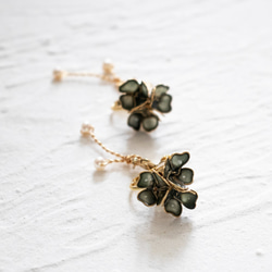 ＜BLACKISH GREEN＞ LUCKY CLOVER｜Pearl Earrings 7枚目の画像