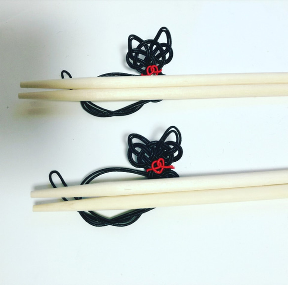 絹巻水引　赤いハートの首輪が似合う黒猫の箸置きセット 1枚目の画像