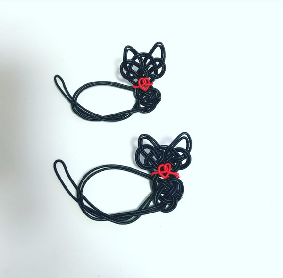 絹巻水引　赤いハートの首輪が似合う黒猫の箸置きセット 2枚目の画像