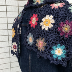 再販 ｢インディゴと花」モチーフ編みウールマフラー・インディゴ·紺 2枚目の画像