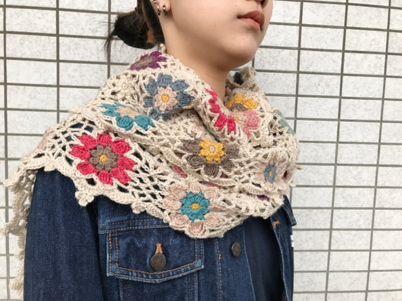 雲と花」モチーフ編みウールマフラー・アイボリー·ベージュ