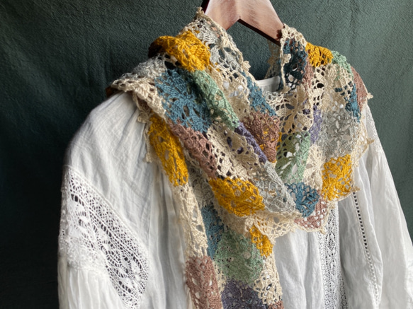 再販･モザイクタイルの様なフレンチリネン·モチーフ編みストール(マルチカラー・ゴールドイエロー) 4枚目の画像