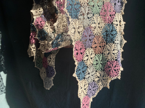 モザイクタイルの様なフレンチリネン·モチーフ編みストール/スカーフ(マルチカラー·オーキド) 1枚目の画像