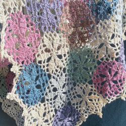 モザイクタイルの様なフレンチリネン·モチーフ編みストール/スカーフ(マルチカラー·オーキド) 2枚目の画像