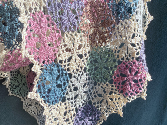 モザイクタイルの様なフレンチリネン·モチーフ編みストール/スカーフ(マルチカラー·オーキド) 2枚目の画像