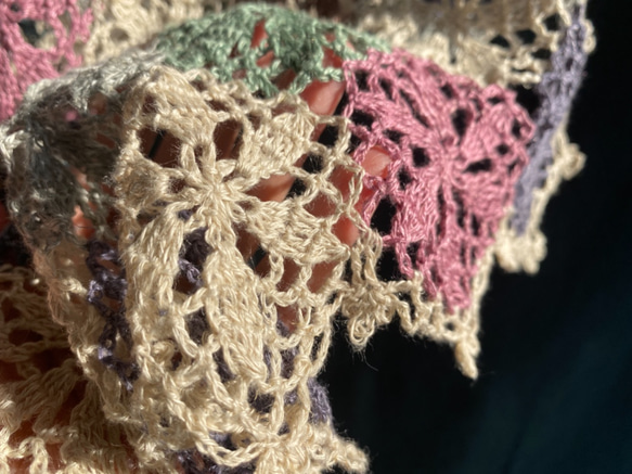 モザイクタイルの様なフレンチリネン·モチーフ編みストール/スカーフ(マルチカラー·オーキド) 3枚目の画像
