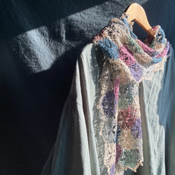 モザイクタイルの様なフレンチリネン·モチーフ編みストール/スカーフ(マルチカラー·オーキド) 4枚目の画像