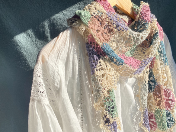 モザイクタイルの様なフレンチリネン·モチーフ編みストール/スカーフ(マルチカラー·オーキド) 5枚目の画像