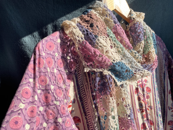 モザイクタイルの様なフレンチリネン·モチーフ編みストール/スカーフ(マルチカラー·オーキド) 6枚目の画像