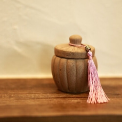 素朴さが人気です！スリランカの有機粘土で作った陶器に入ったビーワックスキャンドル 1枚目の画像