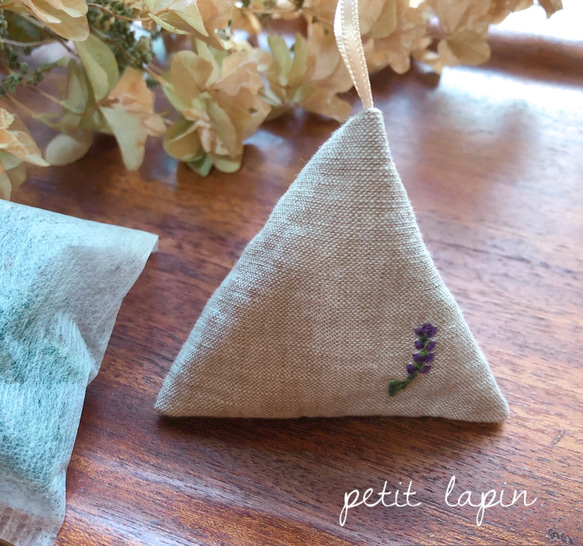 2502-1 お花の刺繍入り 巾着 綿麻 ミモザリース ピンクマーガレット