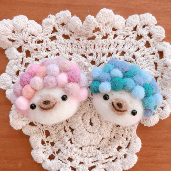 羊毛フェルト　双子のアフロなベア　ブローチ 2個セットハンドメイド ピンク＆ブルー　可愛いくま 1枚目の画像