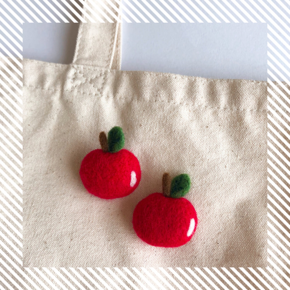 【受注生産】羊毛フェルト　コロンとかわいい　リンゴのブローチ　赤 2枚目の画像